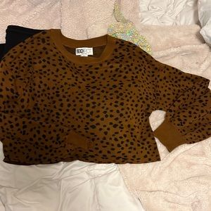 BEACH RIOT knit cheetah print crop sweater